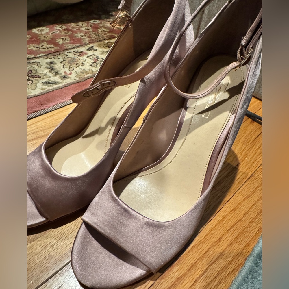 Vince Camuto Elegant Mauve Satin Peep-Toe Heels NEW never worn 9.5 (9 1/2)